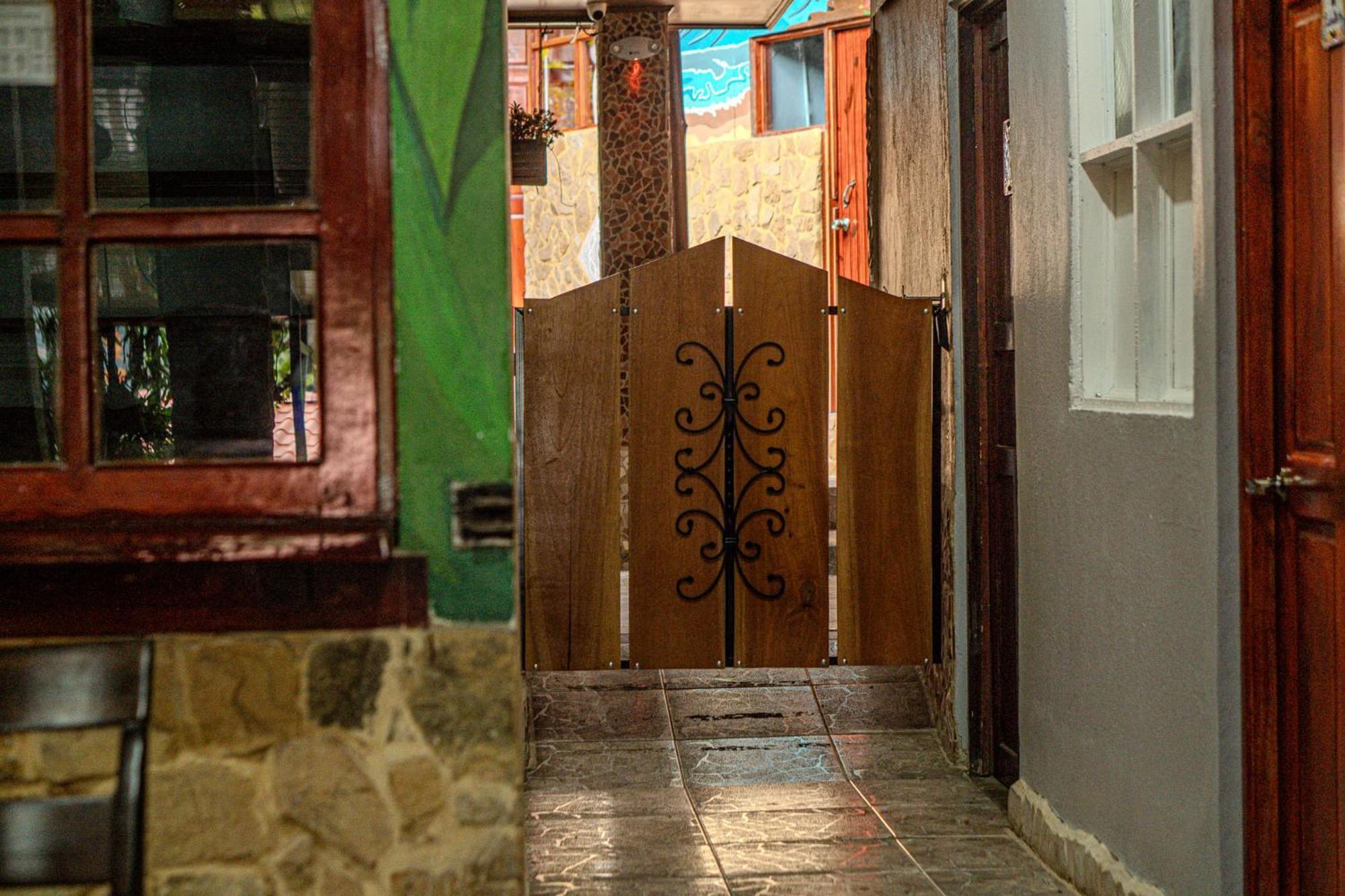 Costa Linda Art Hostel Manuel Antonio Exteriör bild